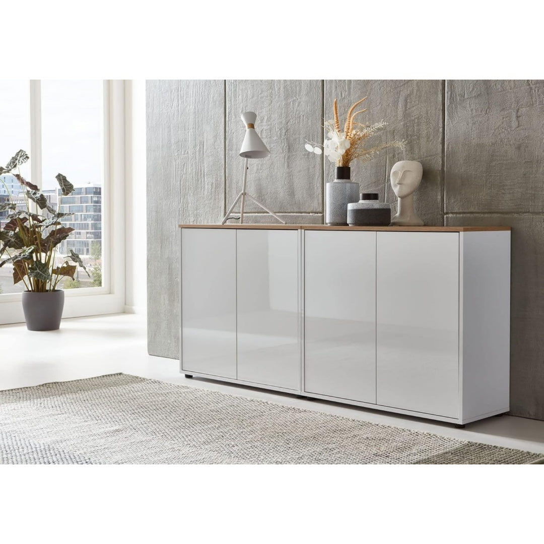Das Sideboard vereint grifflose Fronten mit glaenzenden Oberflaechen