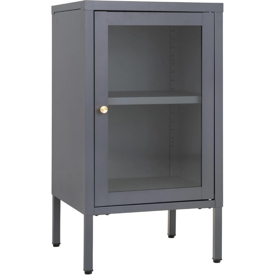 Geschlossener Stauraum an dem Nachttisch mit den Massen 38 x 70 x 35 cm
