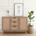 Verstellbare Ablagen praegen das Sideboard aus Rattan