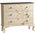 Das Sideboard zeigt sich in Creme