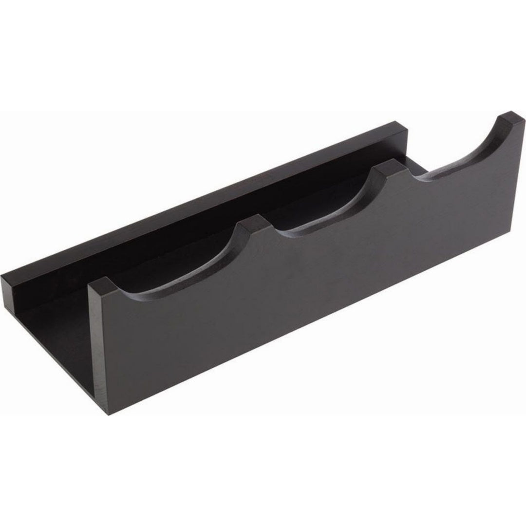 Die Gestaltung von dem Sideboard wird durch Massivholz und Glas gepraegt