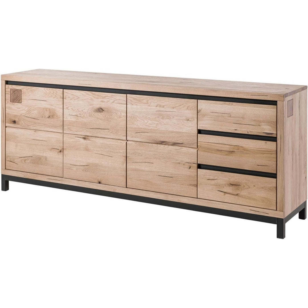Geschlossener Stauraum trifft auf grifflose Fronten an dem Sideboard