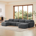 Eine Schlaffunktion ergaenzt das Sofa in Grau