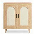 Verstellbare Ablagen und geflochtene Elemente an dem Sideboard