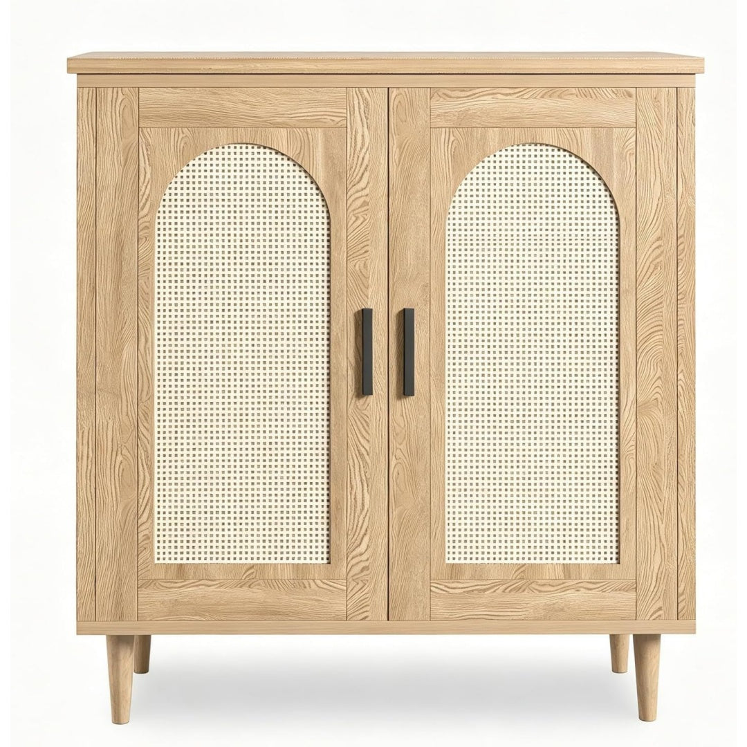 Verstellbare Ablagen und geflochtene Elemente an dem Sideboard