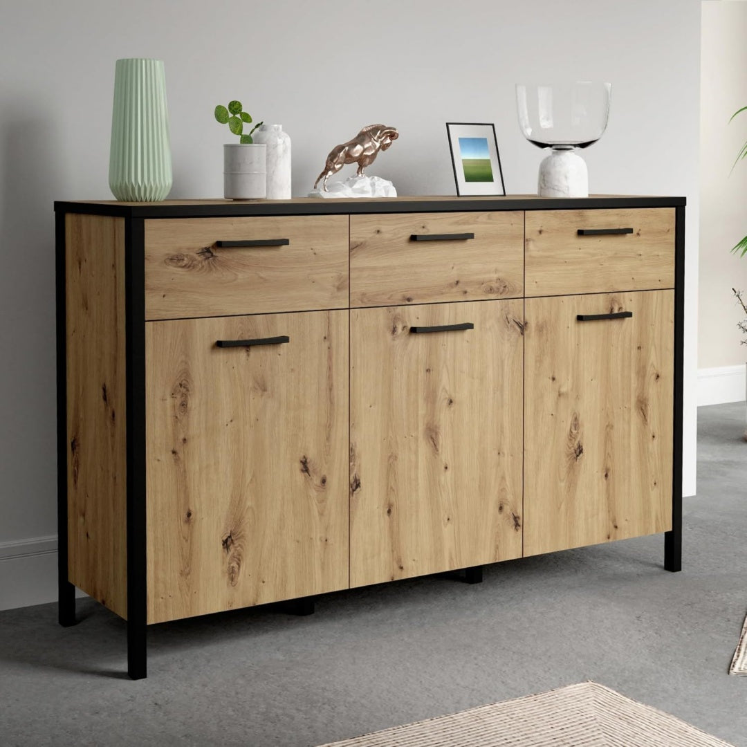 Sideboard mit matten Oberflaechen, Schubladen und Holzoptik