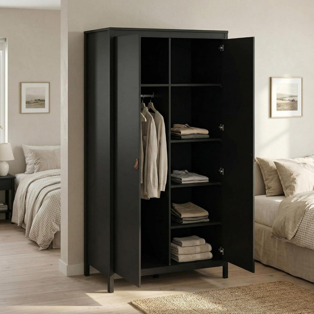 2 Tueren und beschichtete Flaechen an dem Kleiderschrank